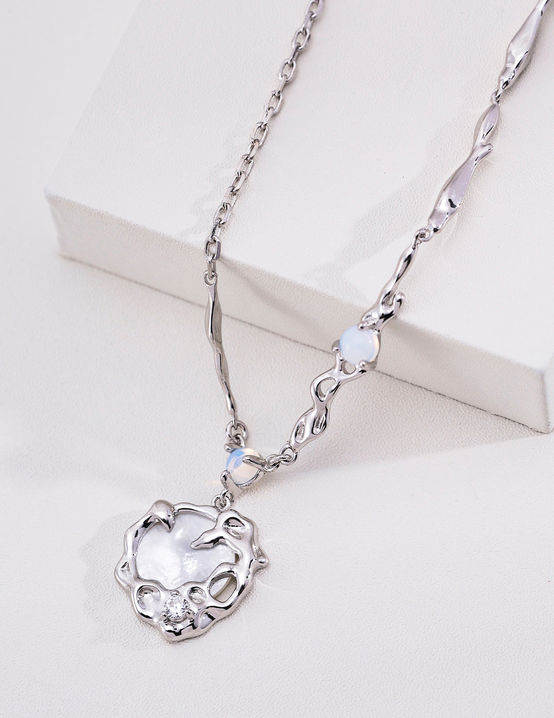 S925 Silver Moon Mop Shell Necklace Vintage Moon Palace Design Pendant Adjustable Chain For Women