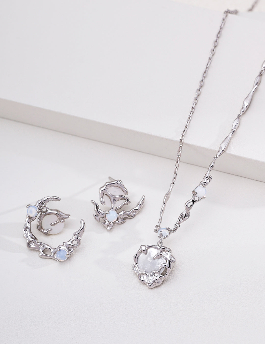 S925 Silver Moon Mop Shell Necklace Vintage Moon Palace Design Pendant Adjustable Chain For Women